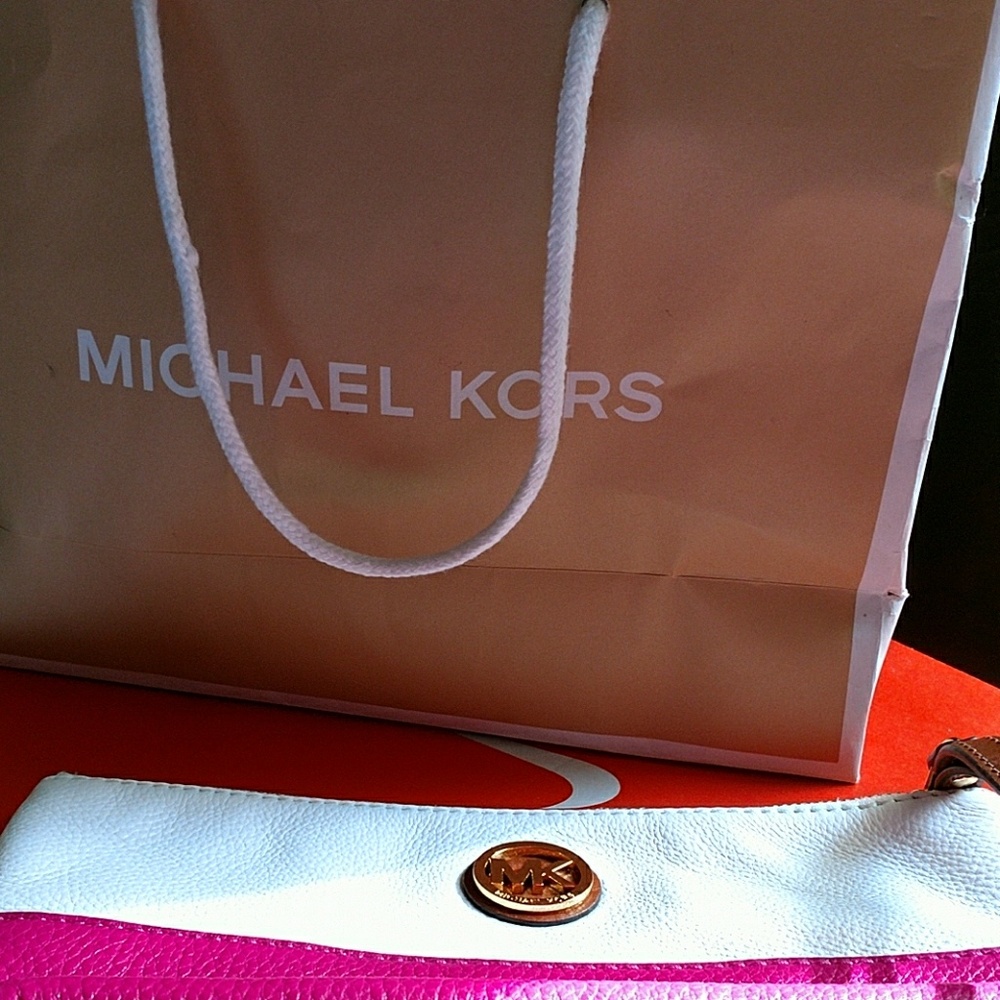 Michael Kors wristlet - Picture 6 of 6